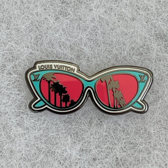 Limited Edition RARE Louis Vuitton Pin - Picture 1 of 4